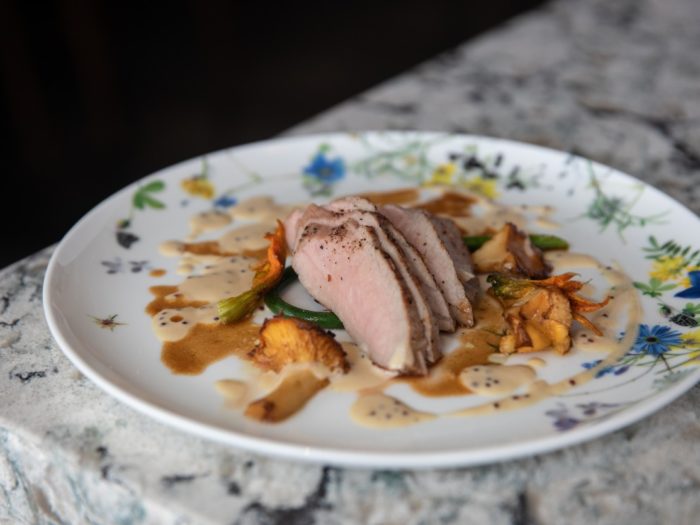 Contrefilet de veau, champignons girolles rôtis, oignon grillé, crème à la moutarde, jus de veau